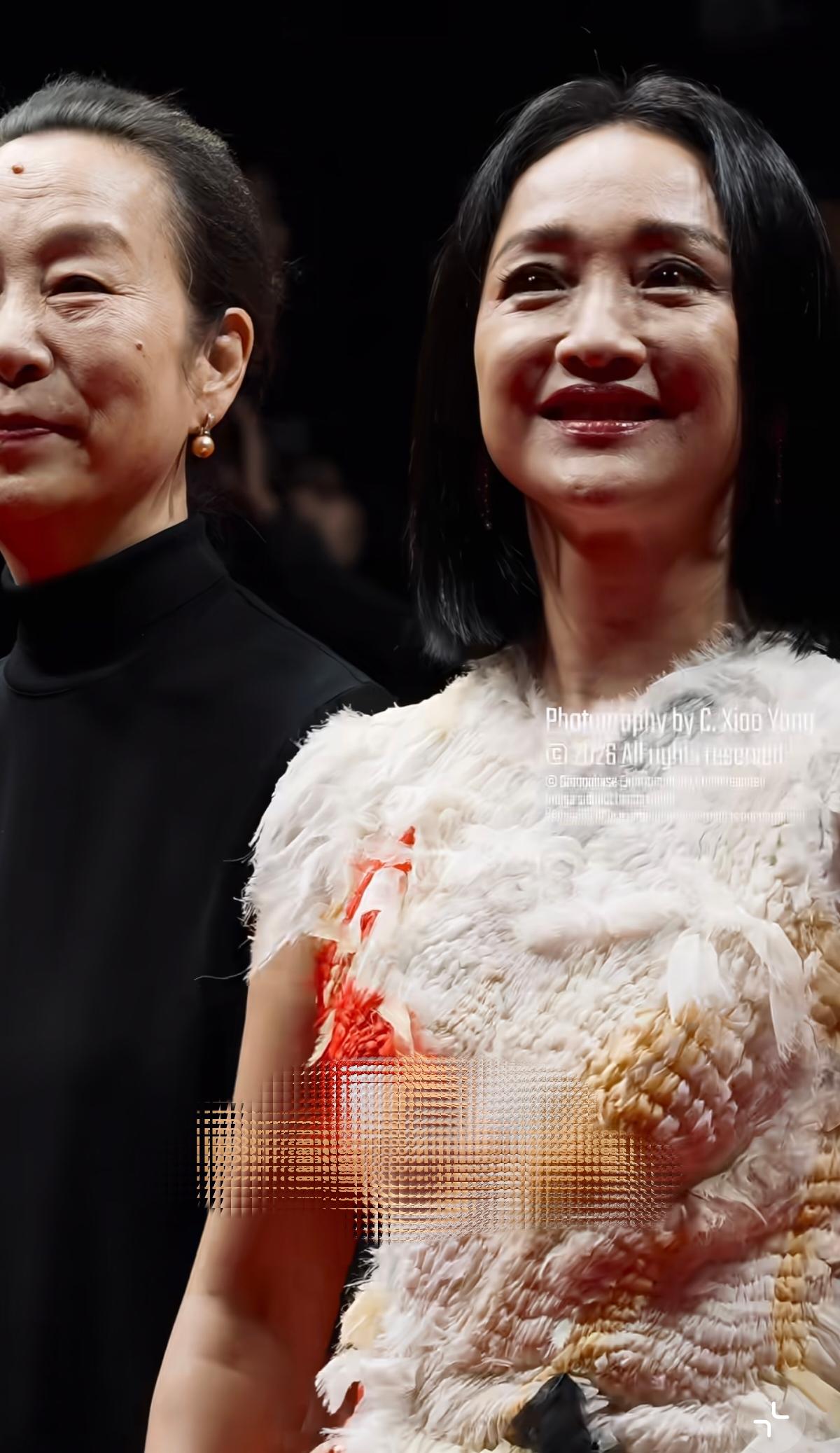 10月6日，周迅参加第31届韩国釜山电影节，无修图皮肤很差，成老太太了，穿了香奈