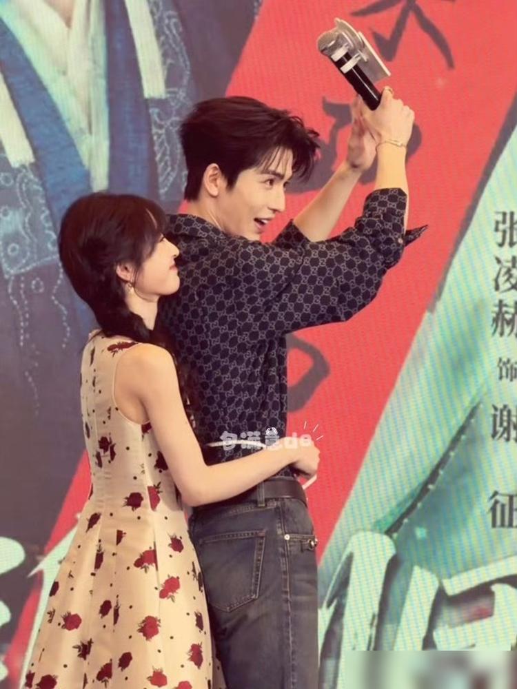 你以为《逐玉》最甜的是掰头吻？错。是看张凌赫田曦薇，当着死对头经纪人的面，公然造