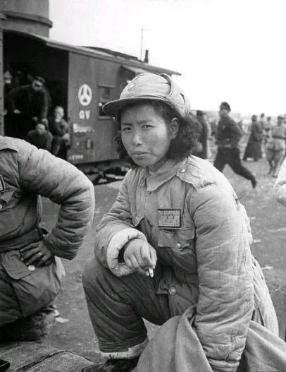 1942年，女战士李雪梅落入敌手，日军拿着电棍逼问：“你认不认识李雪梅？”浑身疼