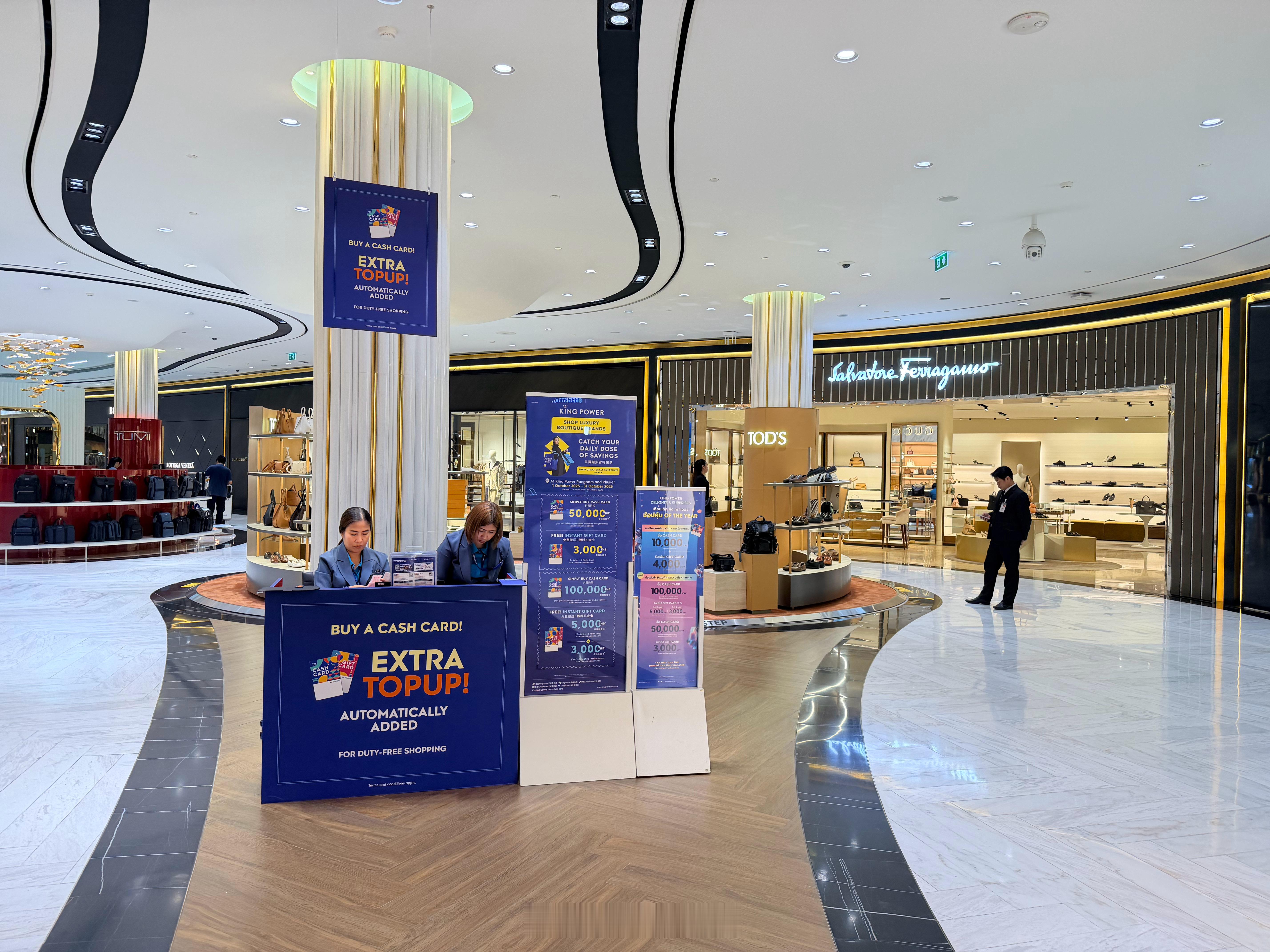 曼谷王权免税店，这么霸气的名字奢华的装修，一线的品牌三楼的美食价格让我吃惊三个主