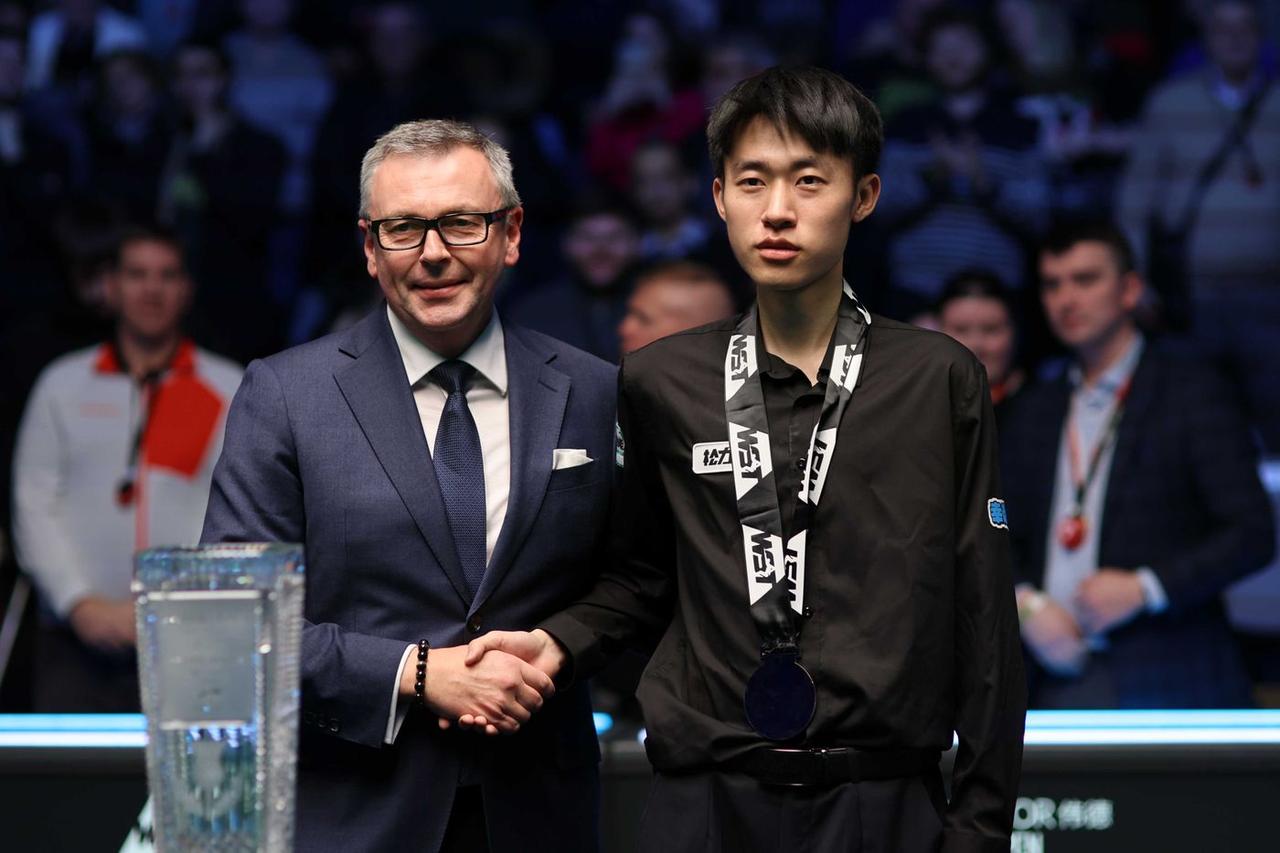 常冰玉：台球青年，未来可期！  随着克里斯-沃克林打出一波八连鞭，以9-2