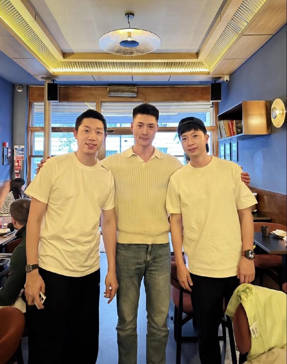 马龙许昕在看完伦敦团体世乒赛国乒男队对阵韩国男队的比赛后，一起去伦敦当地餐馆吃饭