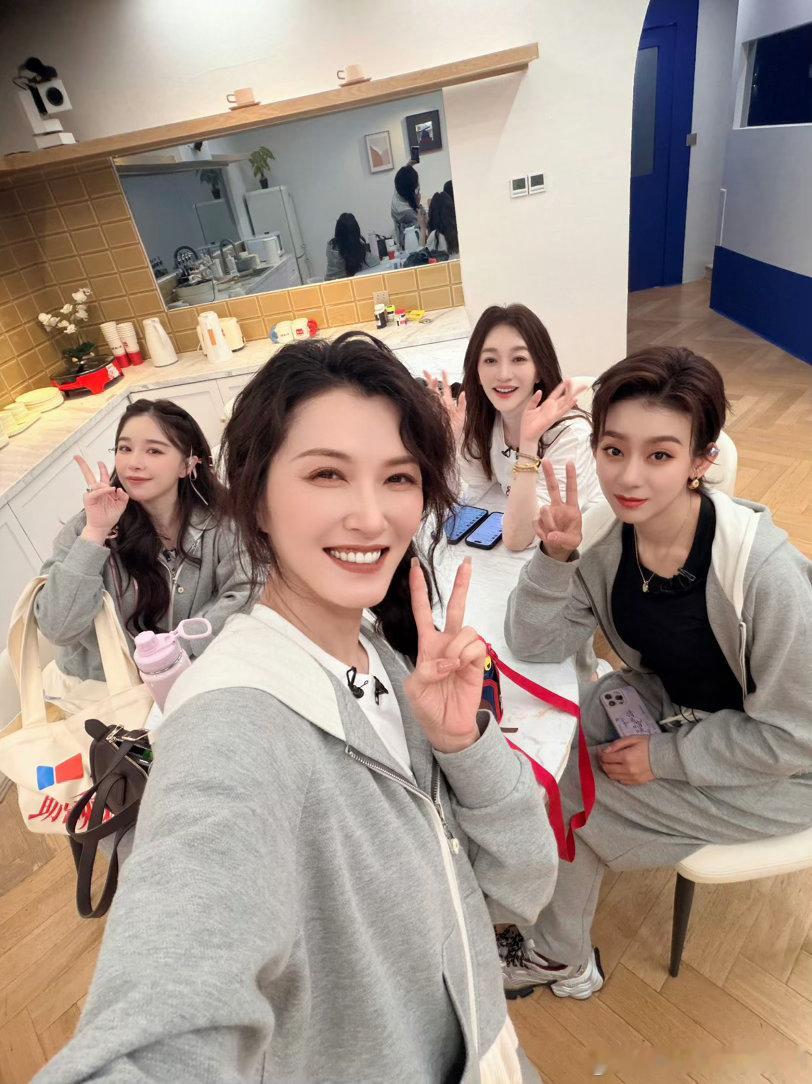 徐洁儿看到自己一公倒数第一的反应徐洁儿唱完深情雨爱，转头看到倒数直接力竭了！姐姐