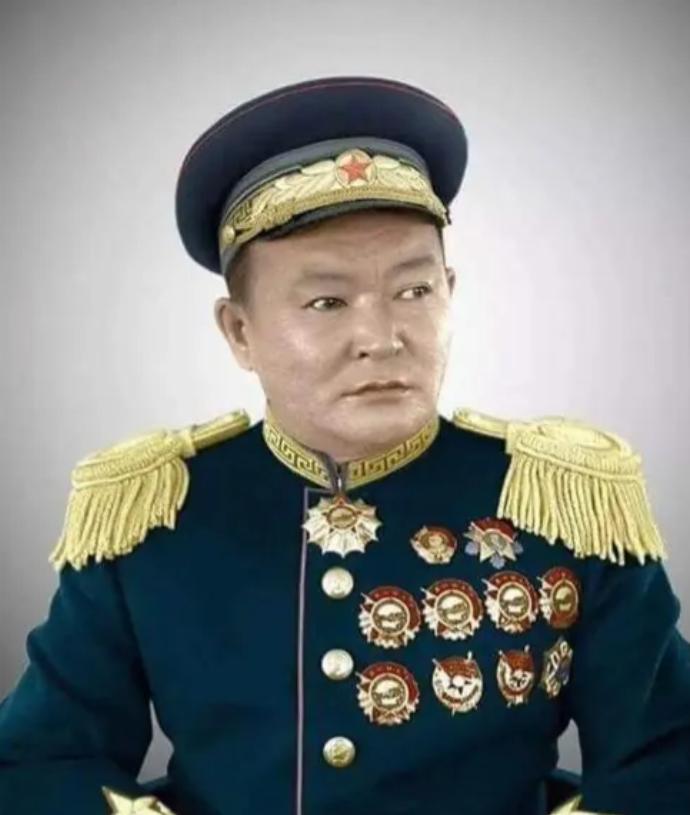 看清这个胸前挂满勋章的人，他是中华民族的罪人。就是他跟外人勾结，把外蒙古
