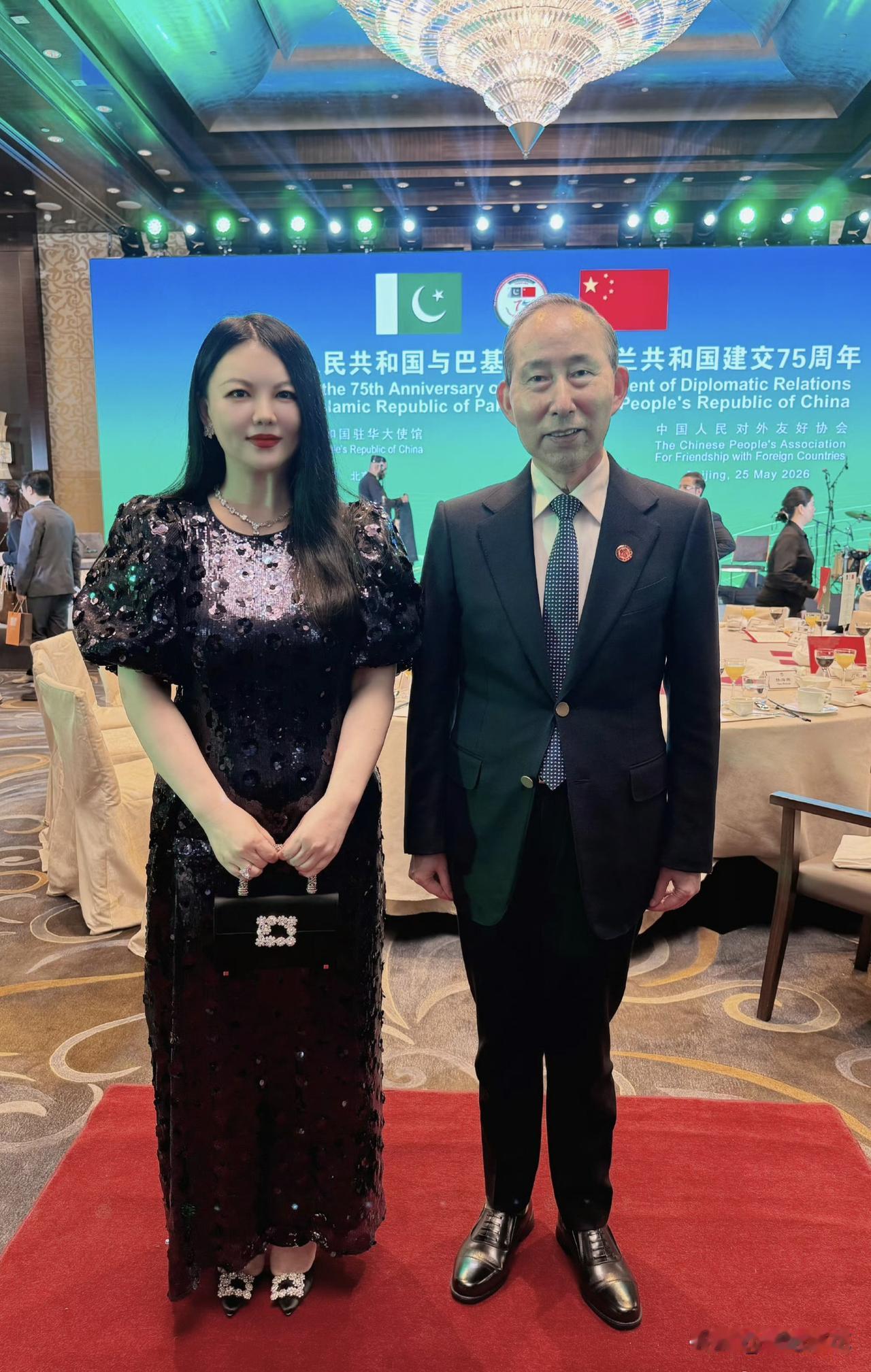 5月27日，李湘晒出自己出席中巴建交75周年活动的照片。一身黑色亮片泡泡袖长裙，