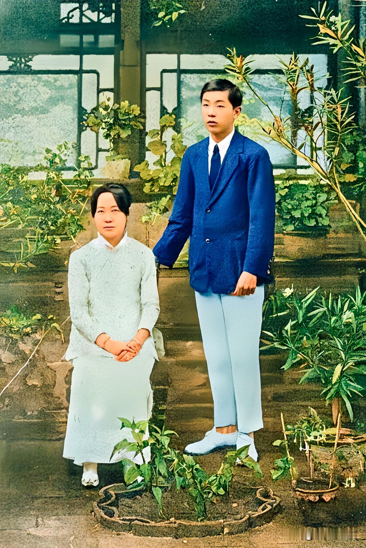 一九一六年，张学良和于凤至新婚时的珍贵合影。这绝不是电视中的演员饰演，确是货真价