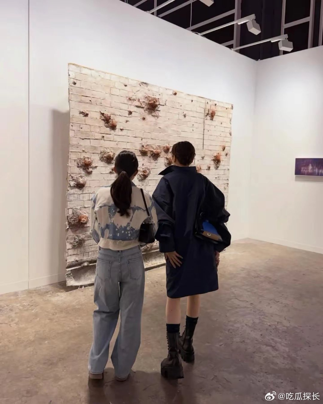 黎姿带女儿看展黎姿女儿长这么高了黎姿带女儿看展，黎姿气质依旧出众，两人并肩欣赏艺