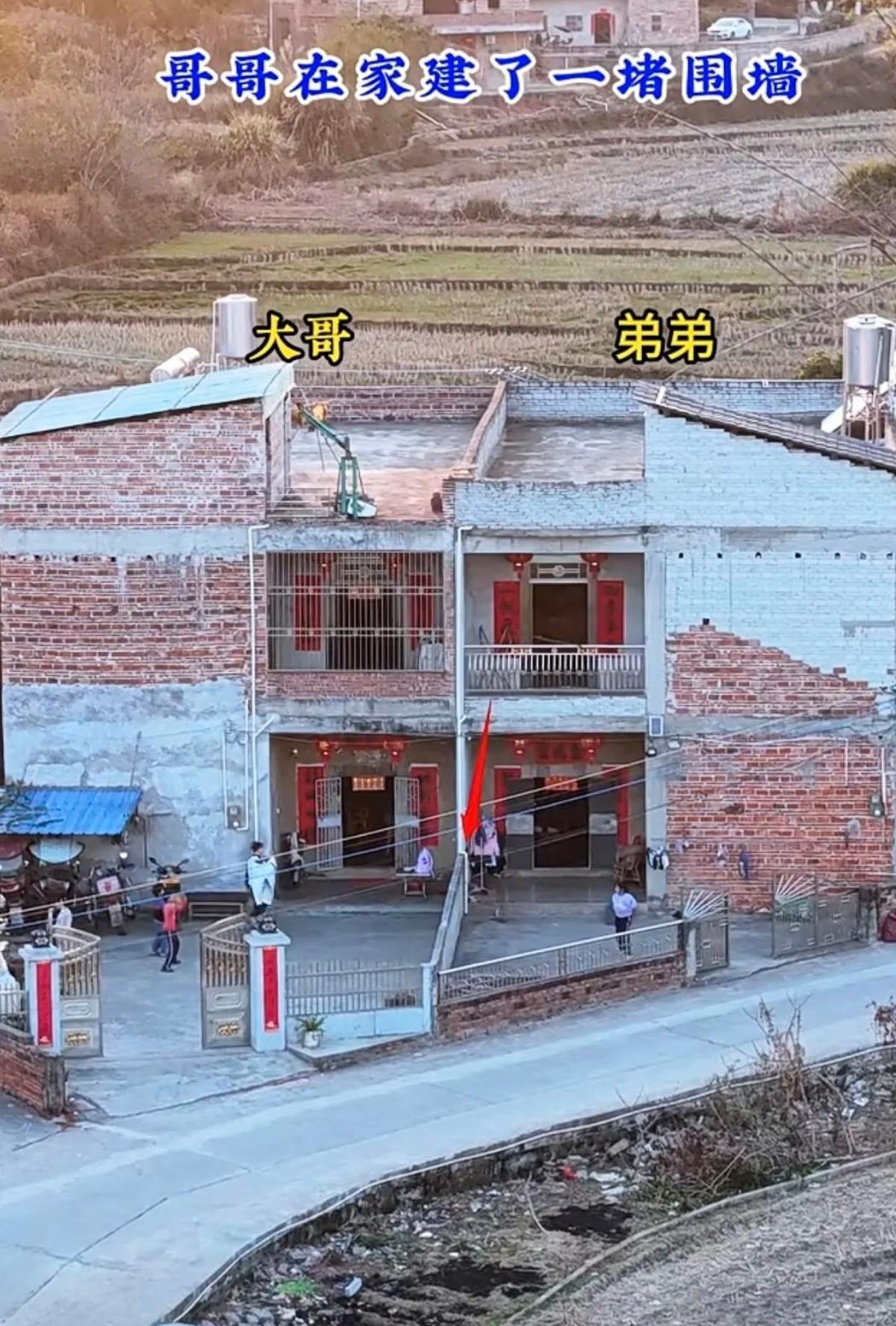 大哥在自家宅基地砌围墙，没越界没占道，合法合规，可弟弟心里却堵得慌——这墙好像把