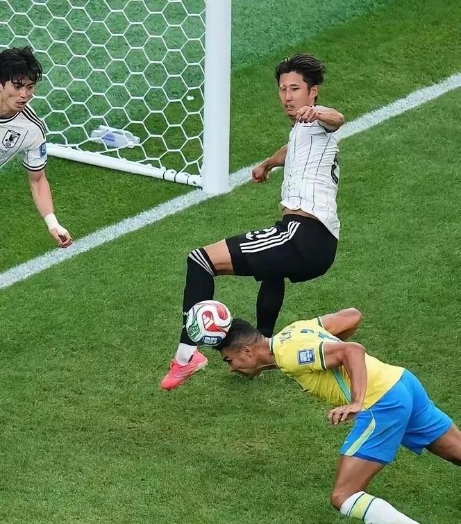 虽然巴西队2:1淘汰日本队是巴西球员在比赛场上努力奋战的结果，但是逆转的关键在场