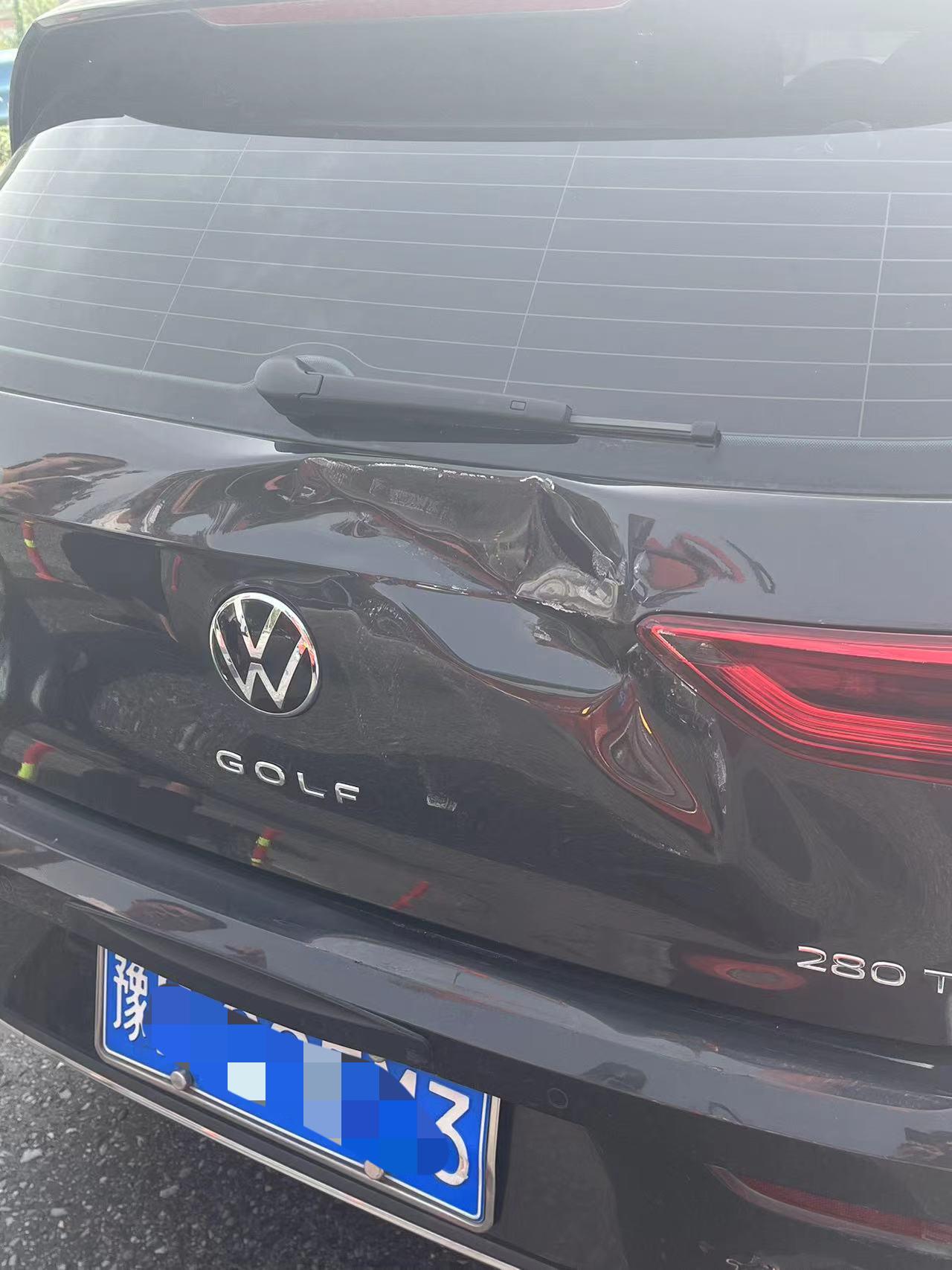 新车追尾遭遇。刚买的新车大众高尔夫，新鲜感还没过去就被追尾，一辆大货车在我等红