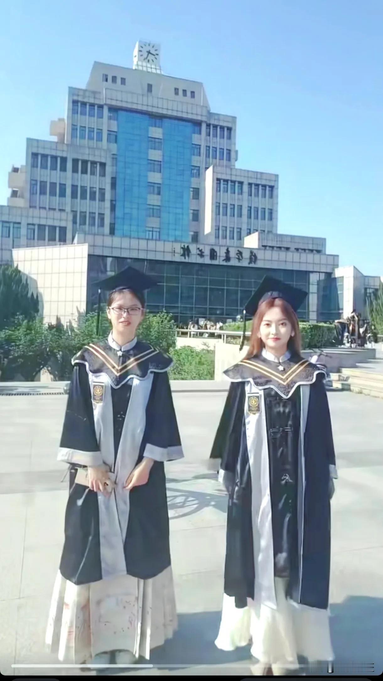 西安交通大学搞了个大事情，推出了中国高校第一款自己学校特制的学士学位服。这学位服