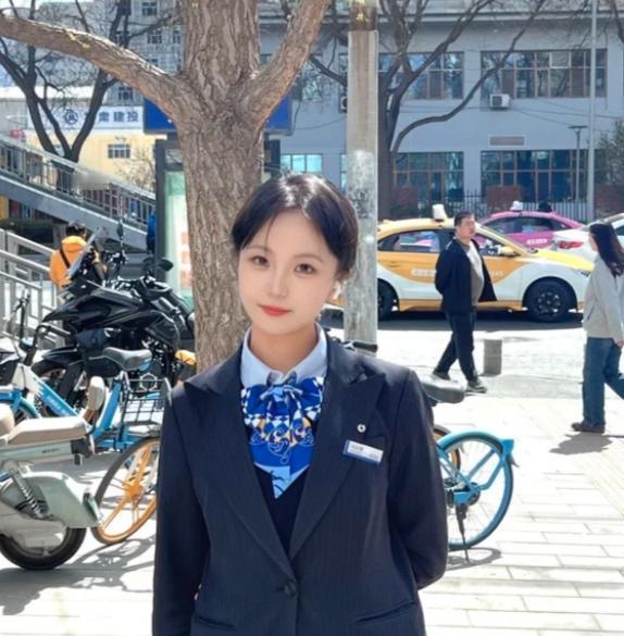 前两天，我邻居王叔去银行取5万块钱，柜员问：“您取钱干啥用？”王叔当场火了：“我
