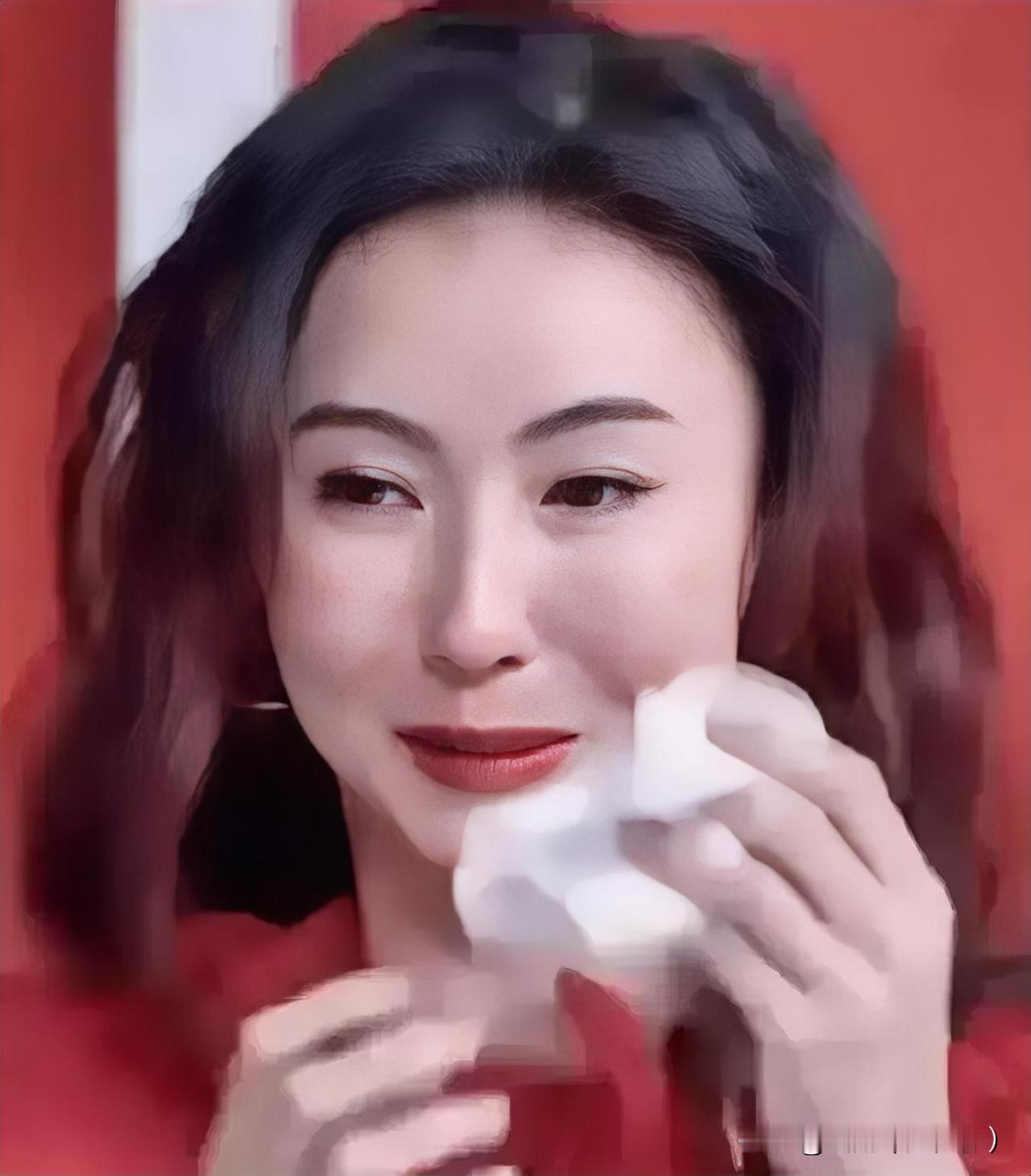 法庭上哭到法官敲法槌喊停的张柏芝，庭外18岁儿子正蹲在石墩上给谢霆锋发信息———