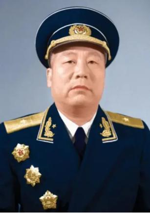 1945年，中苏军方宴会上，苏军和曾克林开玩笑，“你喝一杯酒，我就给一座军火库。