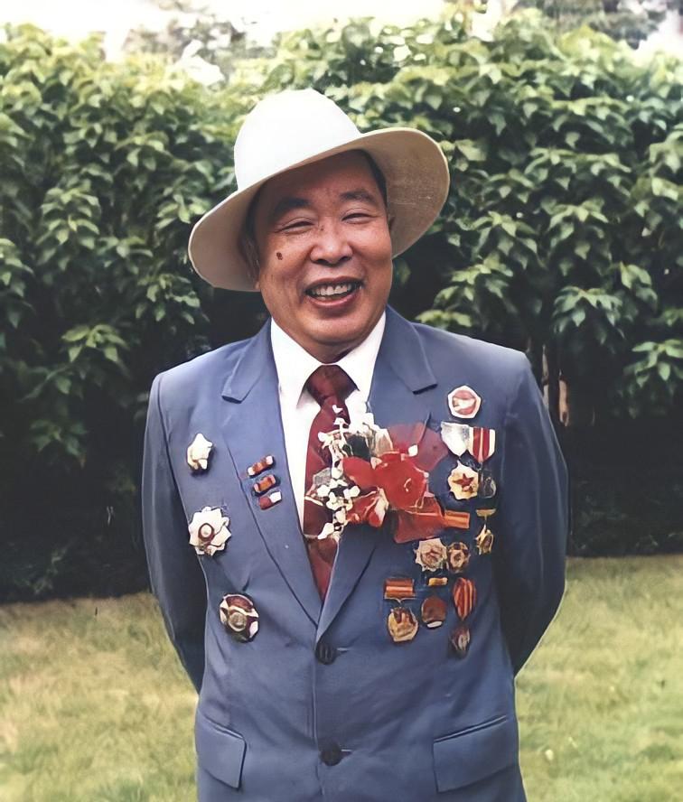 1951年10月，飞行员华龙毅满身鲜血靠在一块石头上，看着手提斧头围上来的陌生面