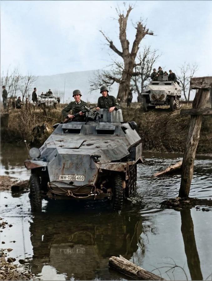 1944年1月，南斯拉夫，德军Sd.Kfz.251装甲运兵车正在渡河，前头那