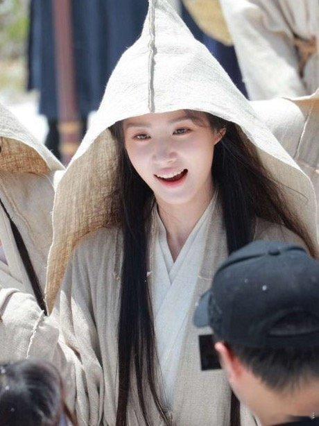 卢昱晓袖口有虫爬出来看到路透的视频里面卢昱晓袖口有虫爬出来，真的是超大的一条虫