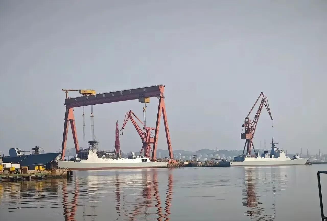 这是大连造船厂内正在建造当中的几艘052D型导弹驱逐舰，052D目前已知的数量超