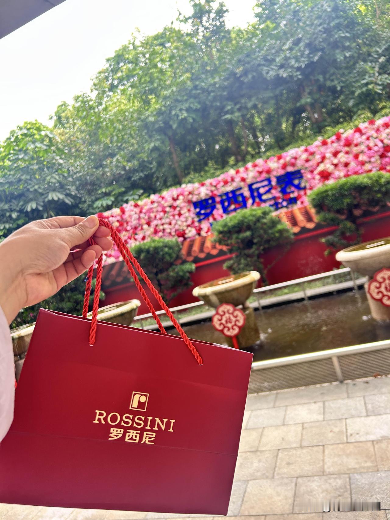 出来旅游真的会花钱的，穷人真的不要出来旅游，像我嫩抠门的人，第一次狠心去旅游，找