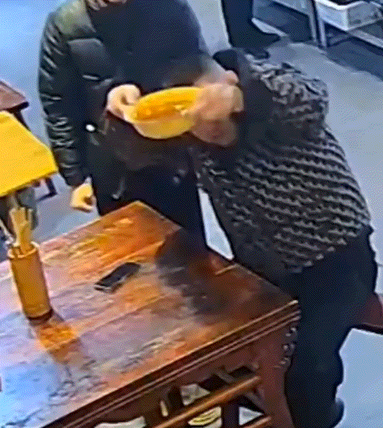 笑不活了，四川，一小伙到一家面馆吃面，但当老板为小伙把面端上桌时，小伙却发现碗里