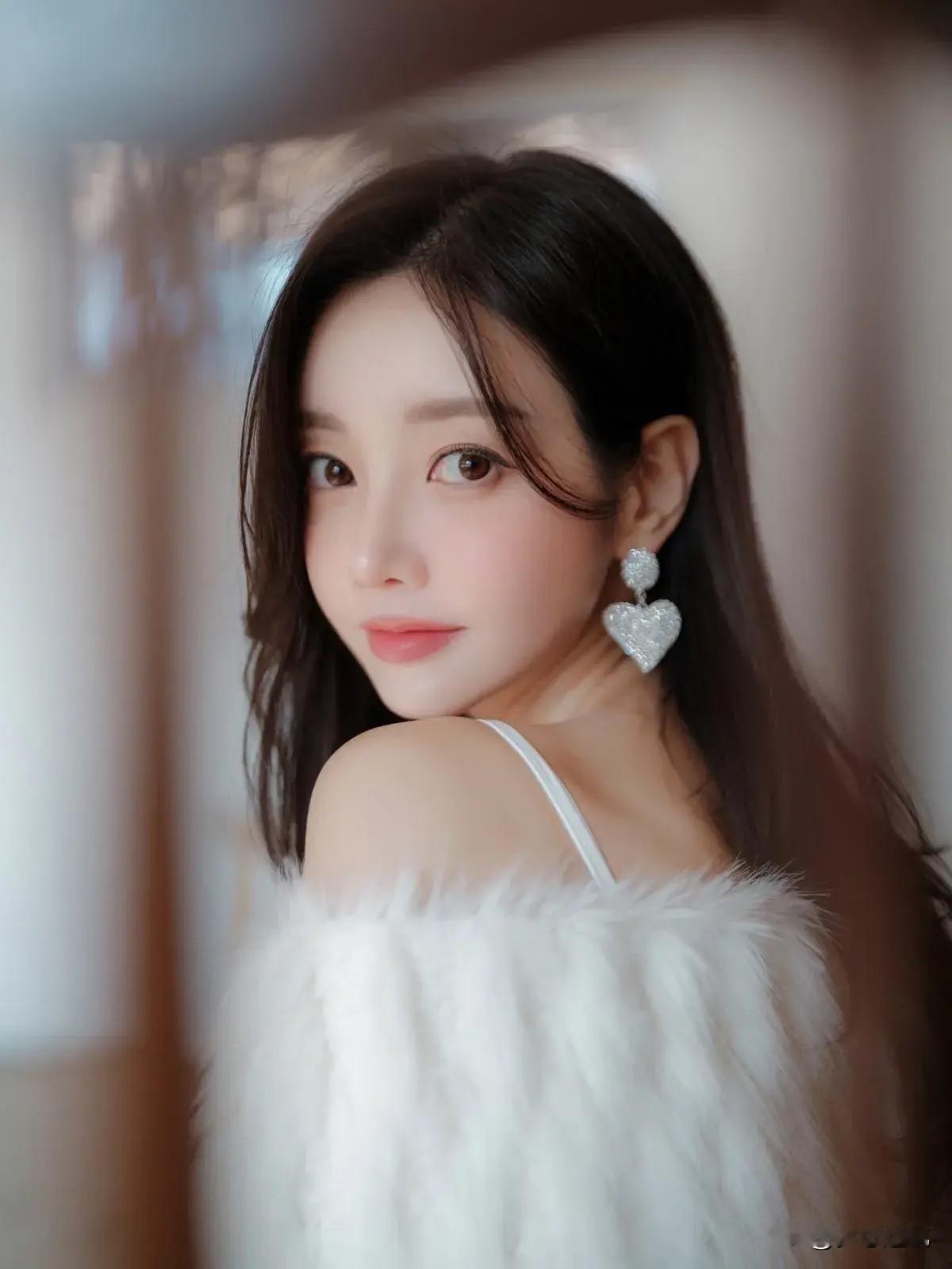 雪衣飘飘，似梦似仙。孙允珠孙允珠极品美图翩然如雪