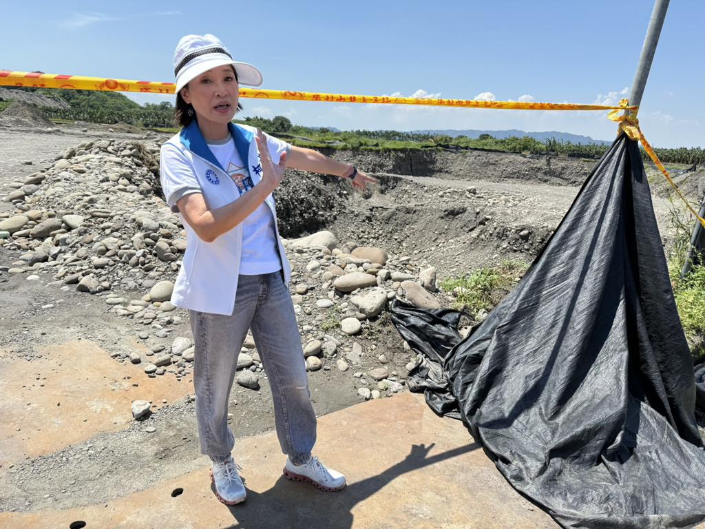 柯志恩质询呛卓荣泰:哪个不是事实?昨日（14日），柯志恩在质询卓荣泰时提出质