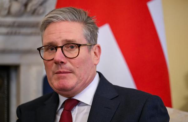 一边喊着要跟中国做生意，一边把中国当成洪水猛兽防着！斯塔默这哪里是来访华？这分明