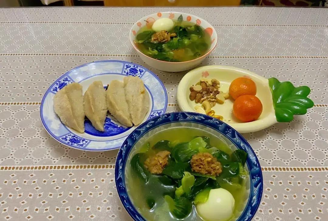 老公一早说带爸妈去合肥记忆馆转转我立马把昨晚剩的饺子煎了当早餐他负责给车加满玻璃