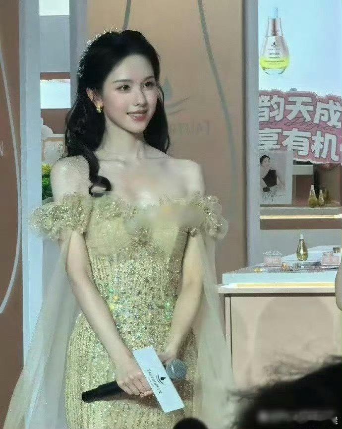 我丢！！！陈都灵现实中好恐怖啊……原相机没修还这么白白嫩嫩