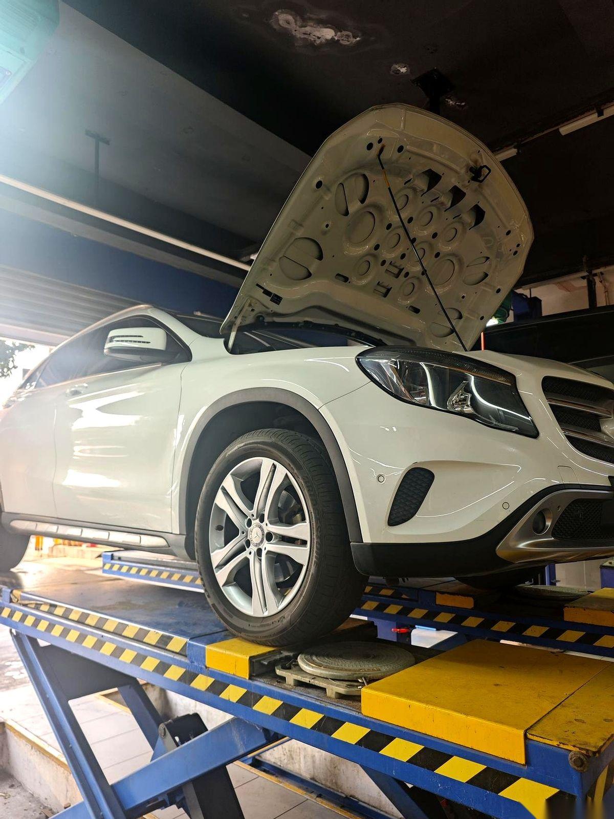 夏天漏防冻液，刚花了四千多。冬天好，又开始漏机油了。真想不通。前两年，真是