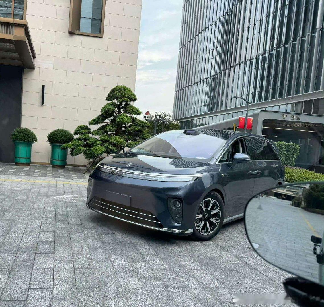 享界V8实车质感很好，不输S9。#鸿蒙智行#​