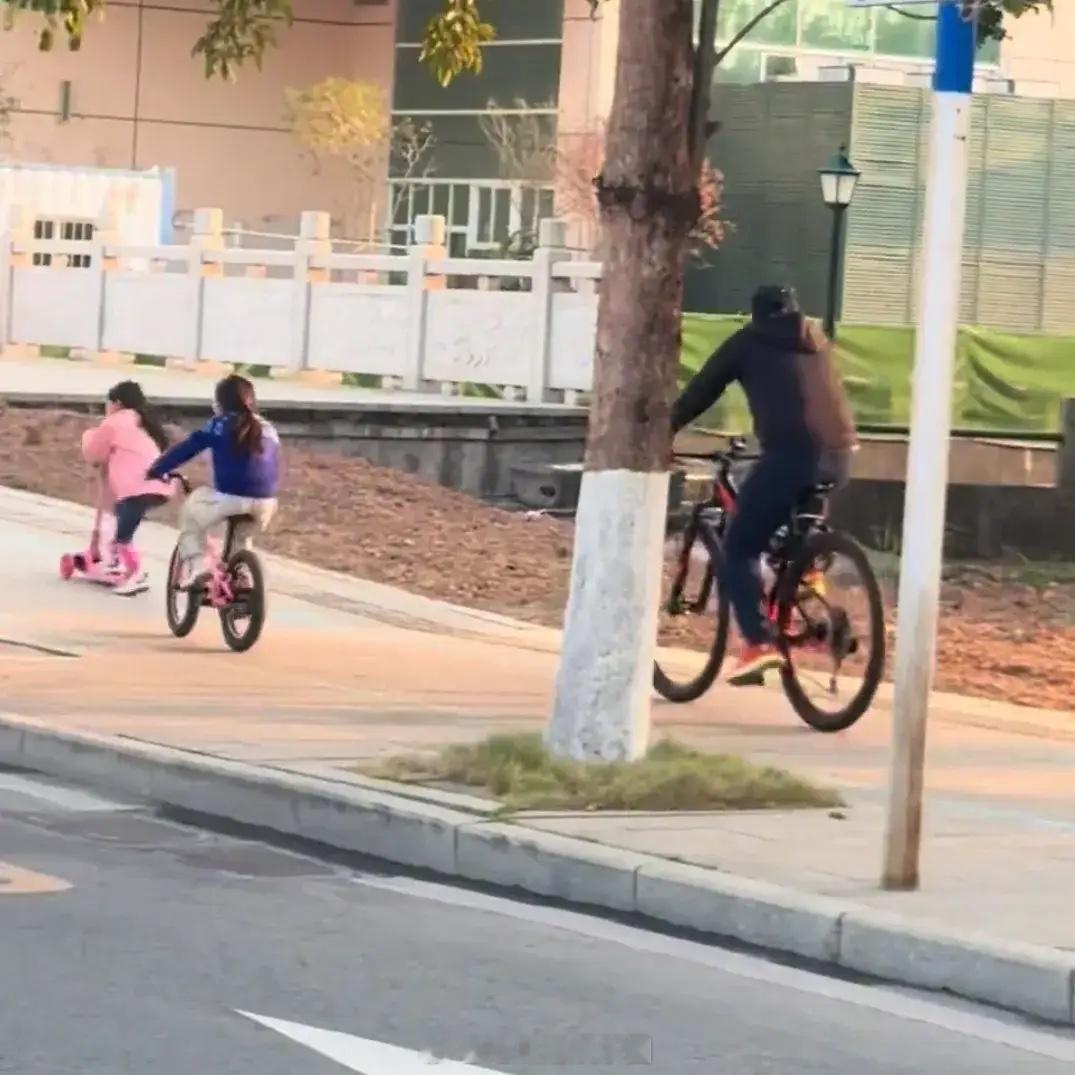 偶遇霍启刚白天带娃骑车，郭晶晶晚上带娃看脱口秀，画面温馨有爱！