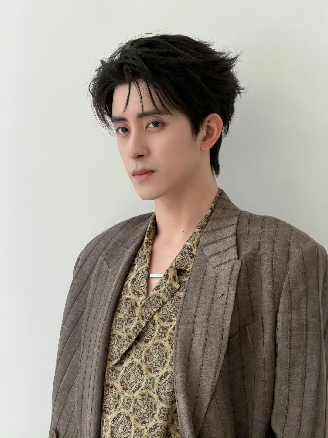 敖瑞鹏悦享会出发造型图，好贵气