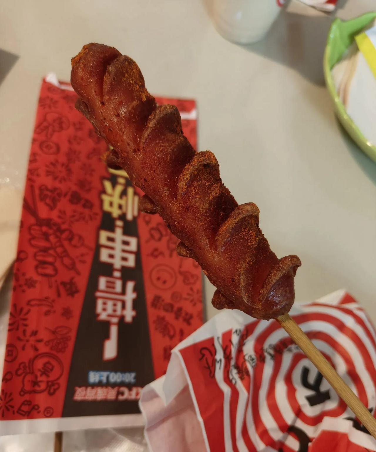 #记录我的2025#吃了一个肯德基的淀粉肠，感觉还挺爽的，不过人家说这个是鸡肉