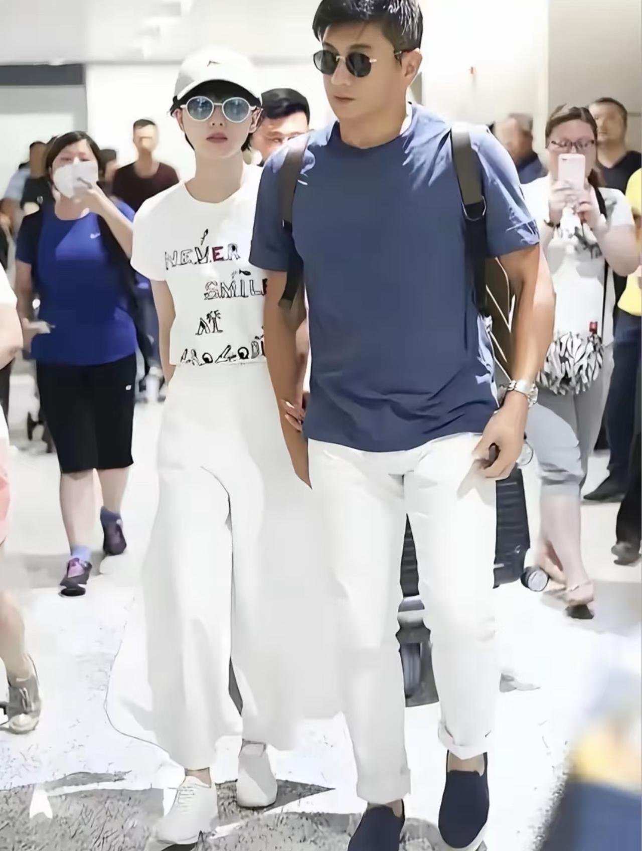 2017年，刘诗诗与吴奇隆携手现身上海机场。在这么多镜头的拍摄下，两人大方牵