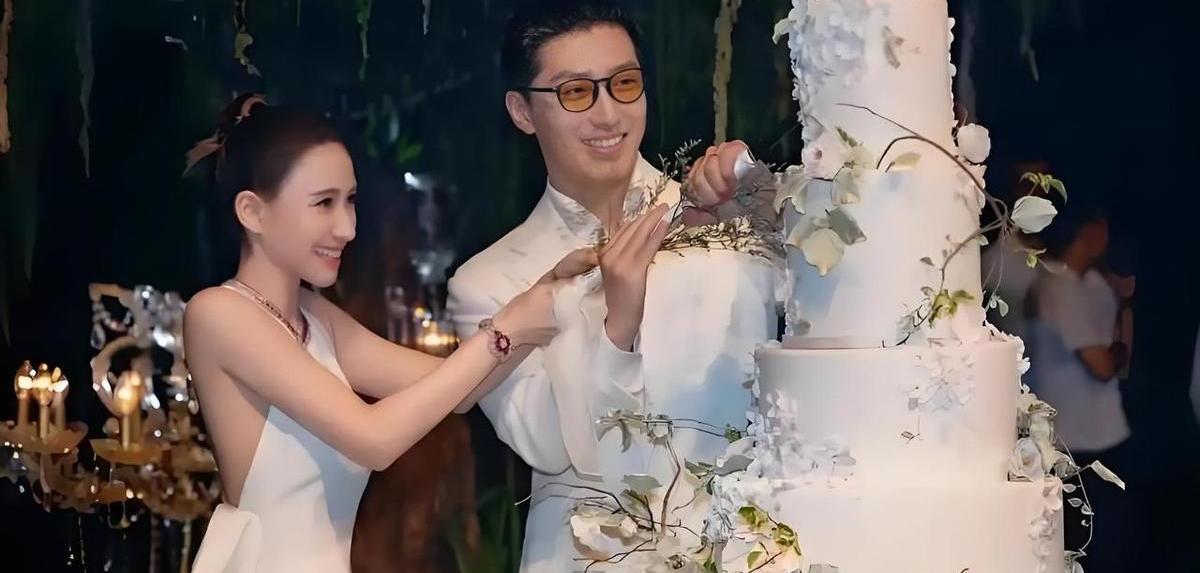 何超莲在澳门亲口说,没离。网上却炸了锅,非要追着问结婚证在哪。好像没这个红本