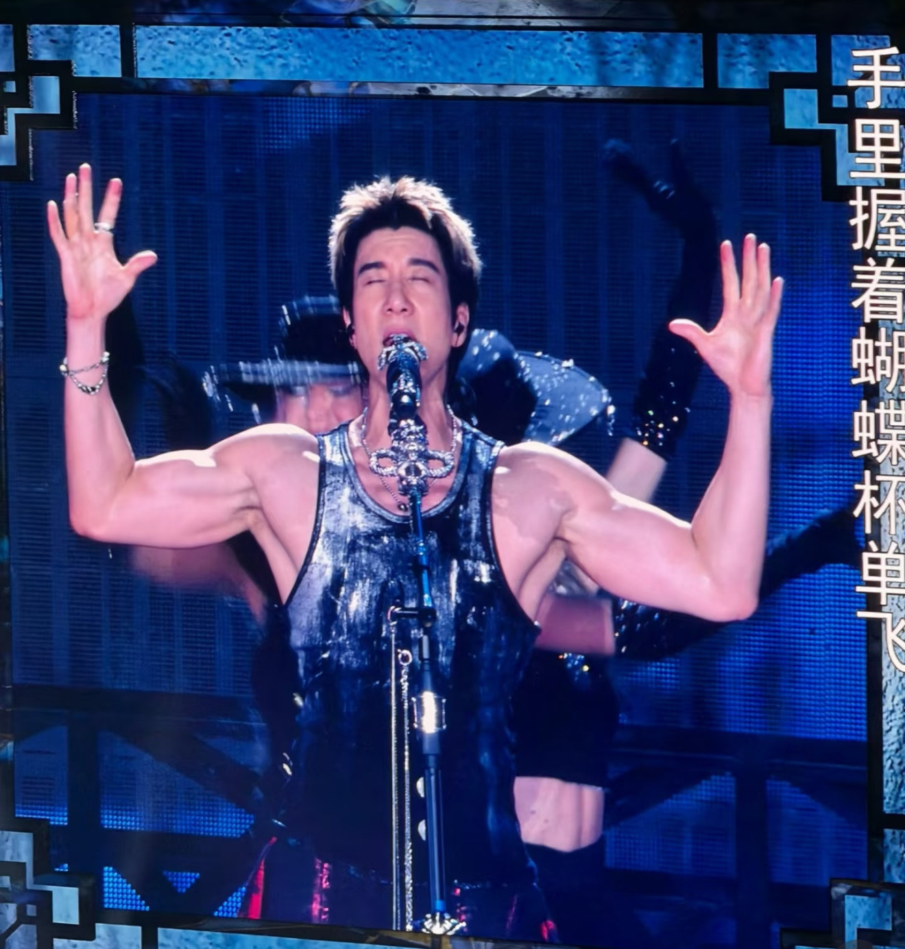大家不要羡慕王力宏演唱会的大肌肉了，我们永远不可能成为他！虽然王力宏说他靠健身练出结实肌肉，还大方分