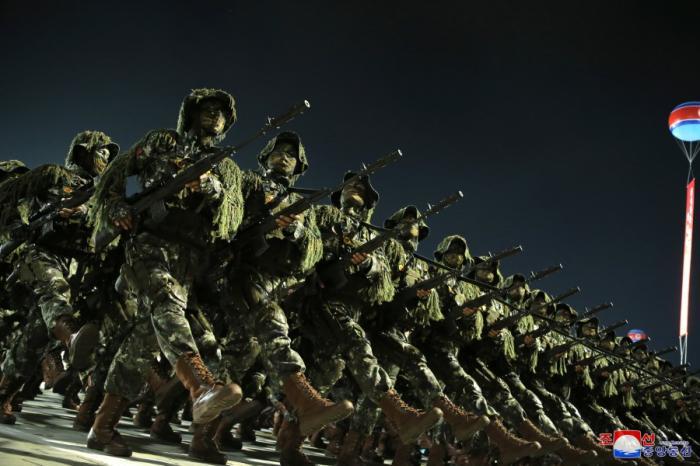 看了伊朗打美国的军事基地，我终于明白了，美国为什么不敢动朝鲜。其实现在朝鲜的军事