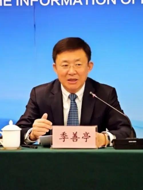 烟台市住房和城乡建设局原局长季善亭，真的是胆大妄为，他竟然退休后利用原职务上的影