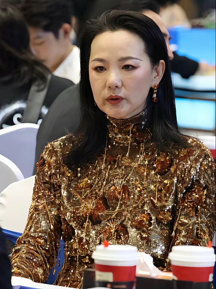 咏梅颁奖礼上那个眼神，谁看了不扎心？镜头扫到她时，主持人刚念出“最佳女主角