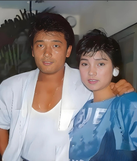 2007年，当戚美珍因为生孩子身材走样时，好友谭咏麟忍不住调侃苗侨伟：“戚美珍变