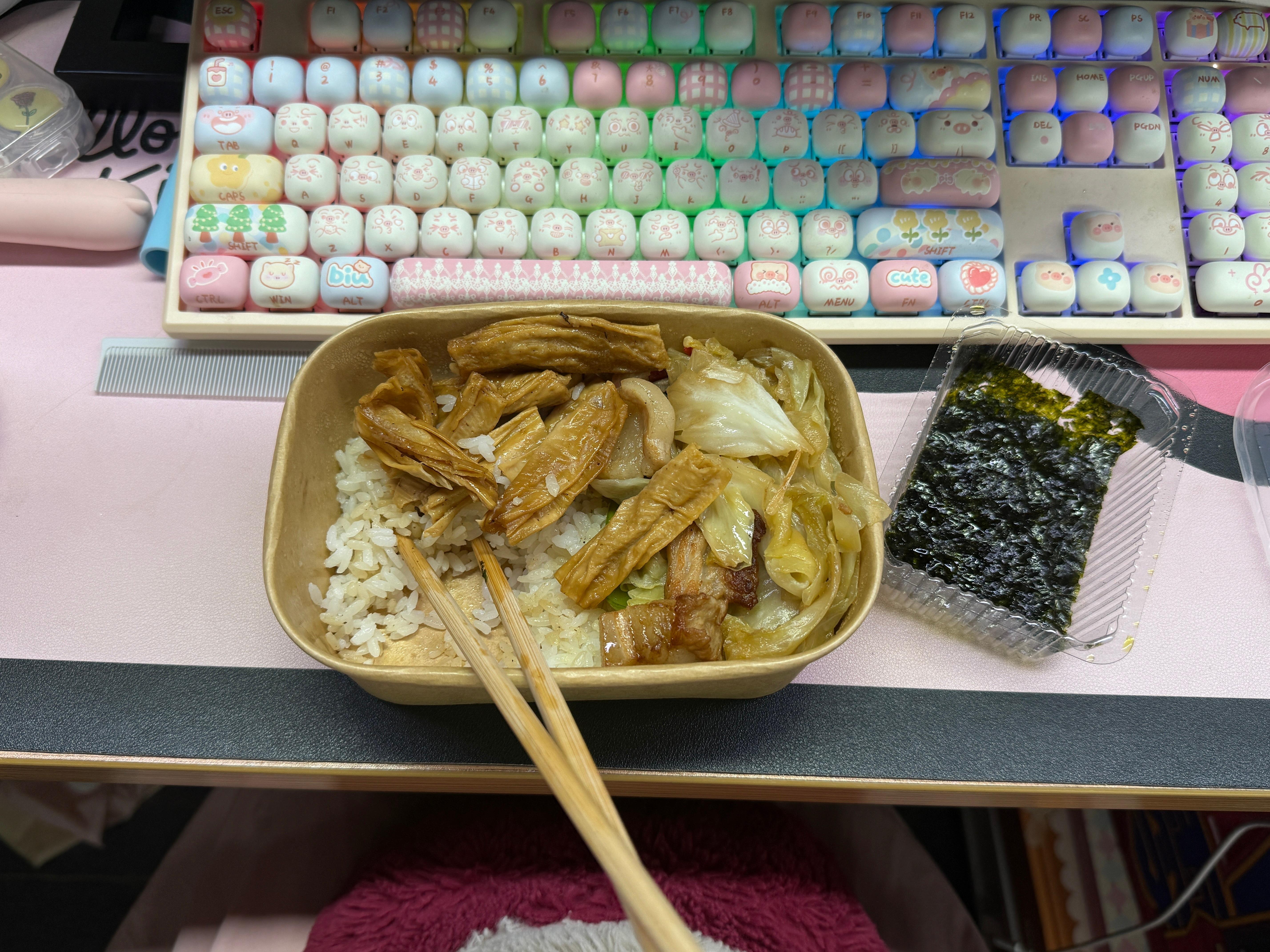 下厨这块真是没什么天赋🙏腐竹炒咸了，青菜炒淡了。一顿饭吃下来最好吃的是紫菜[泪