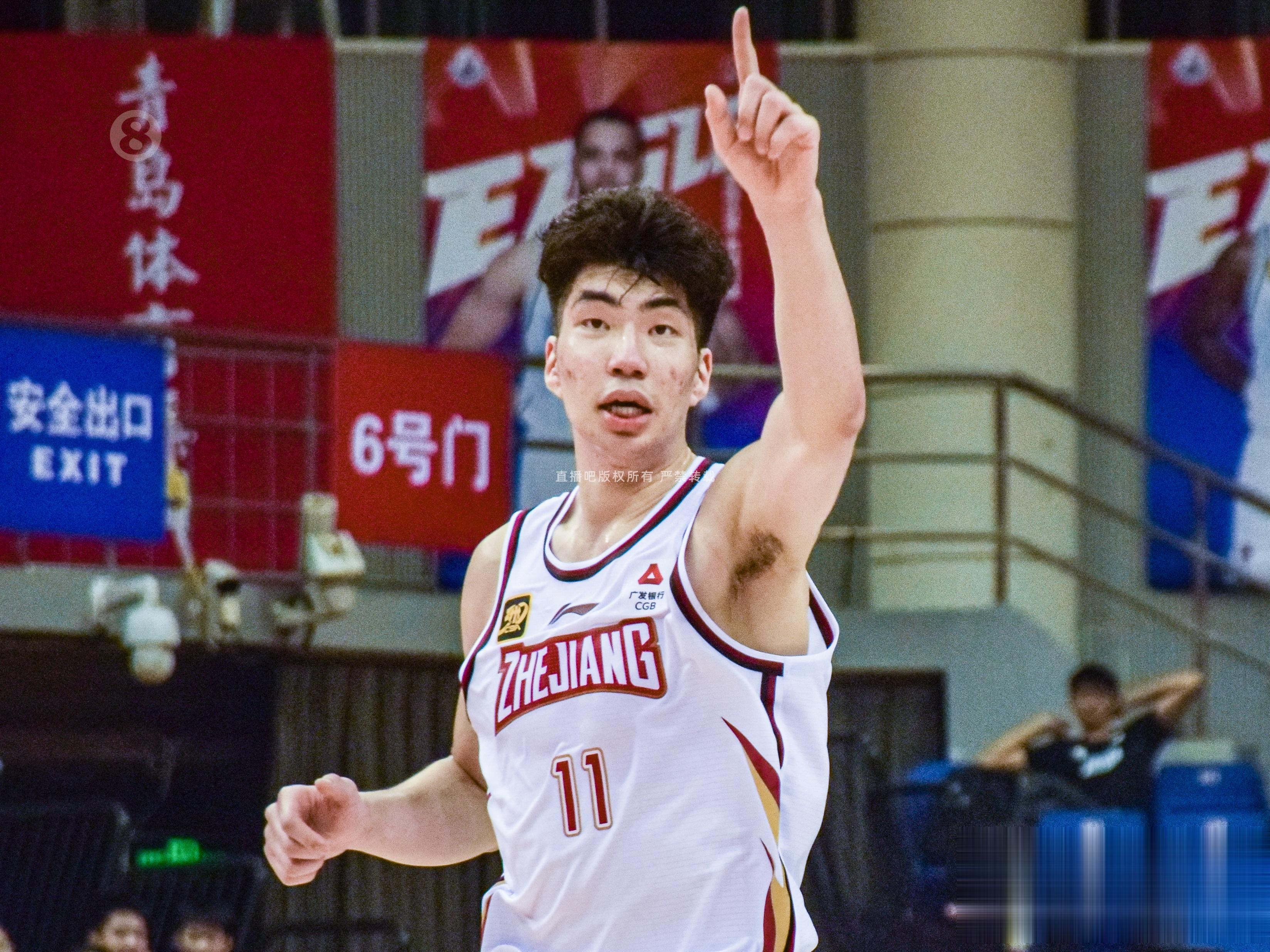 媒体人: 埃斯特拉认为余嘉豪违约 连续两场打很久让他们彻底爆发