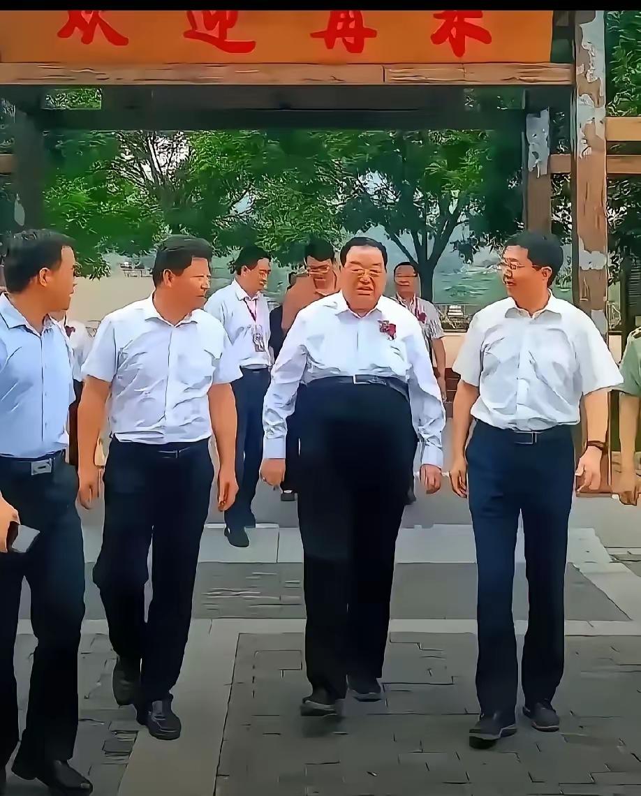 这么大年龄的老干部，冒着酷暑下去检查工作，应该戴顶草帽或者遮阳伞之类的东西，避一