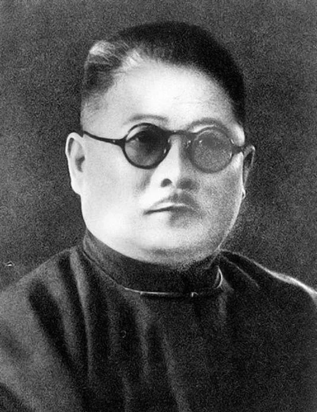 1934年，吉鸿昌被杀。刑场上的枪声还没散尽，天津街头就多了个“疯女人”。