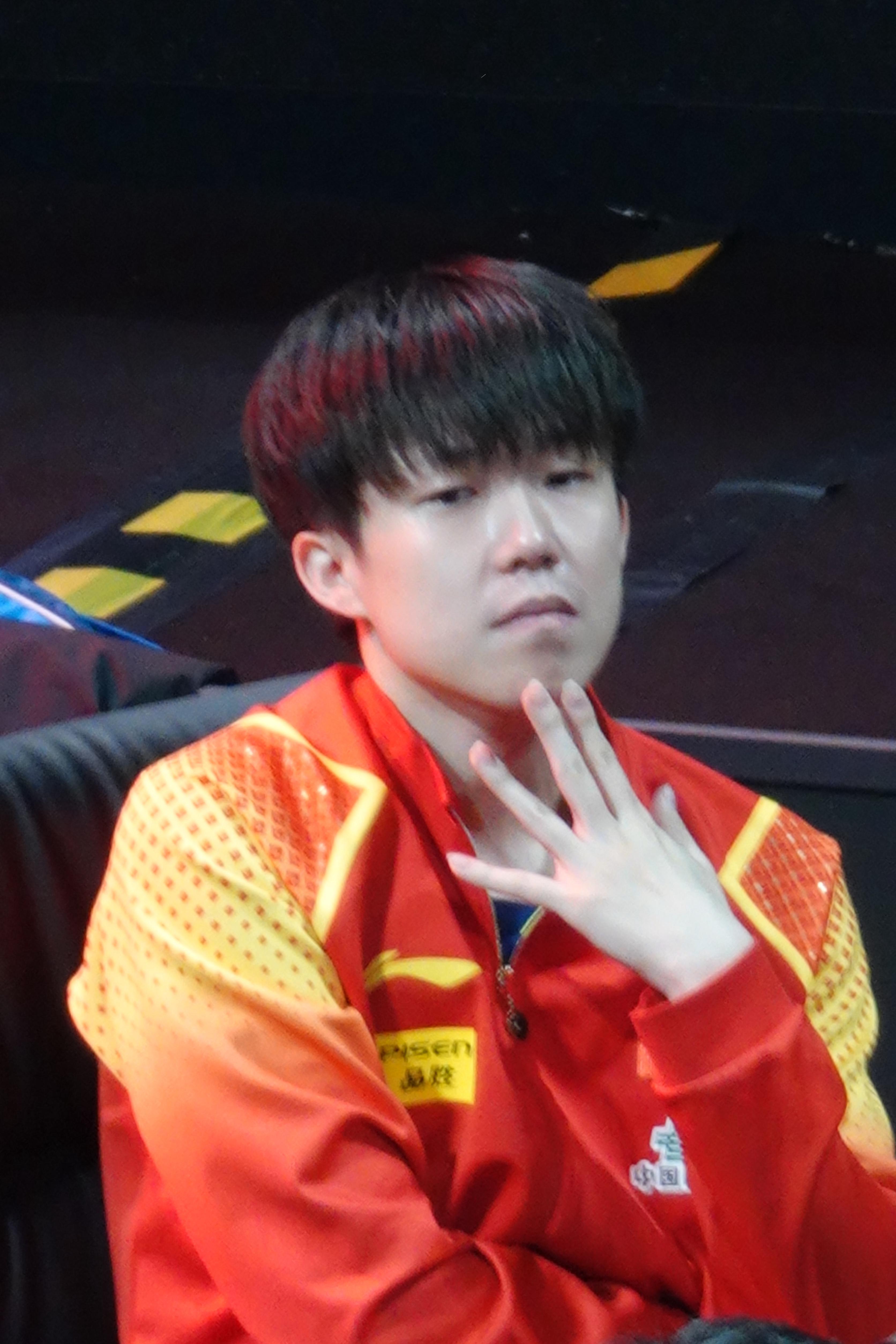 发现狗儿坐在观众席无聊相比于聊天更喜欢摸自己的胡渣🖐🏻（其实小孩聊天只爱和