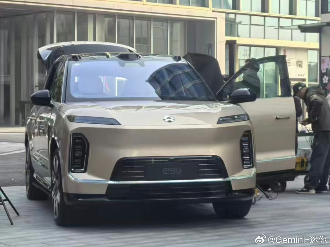 蔚来新旗舰ES9，车头很高，比较有揽胜的味道按ET9的定位，ES9得定位八九十万
