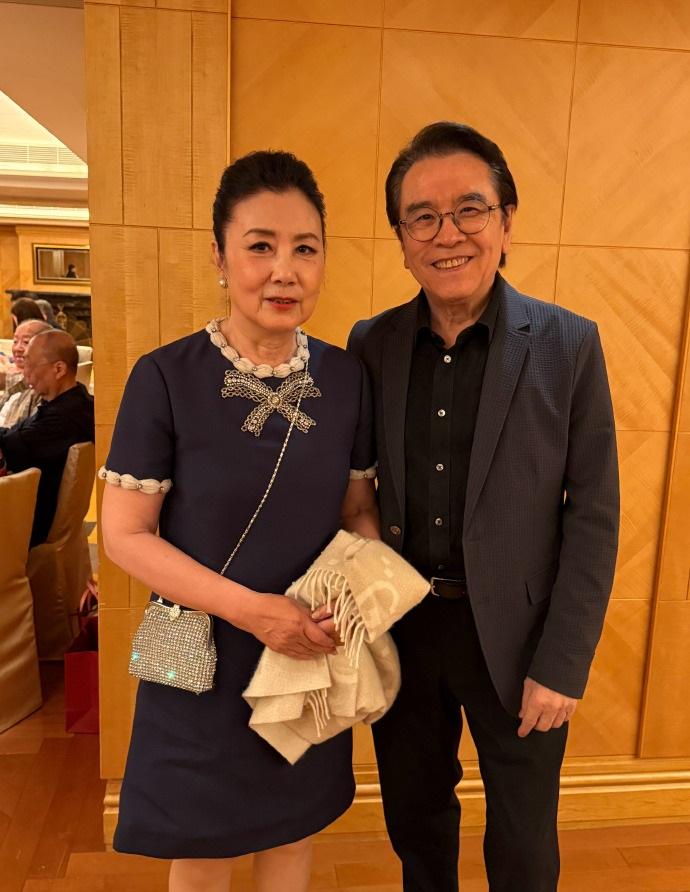 最近汪明荃和姜大卫一起去给朋友过生日，两位如今看上去依然很年轻。汪明荃这回搭