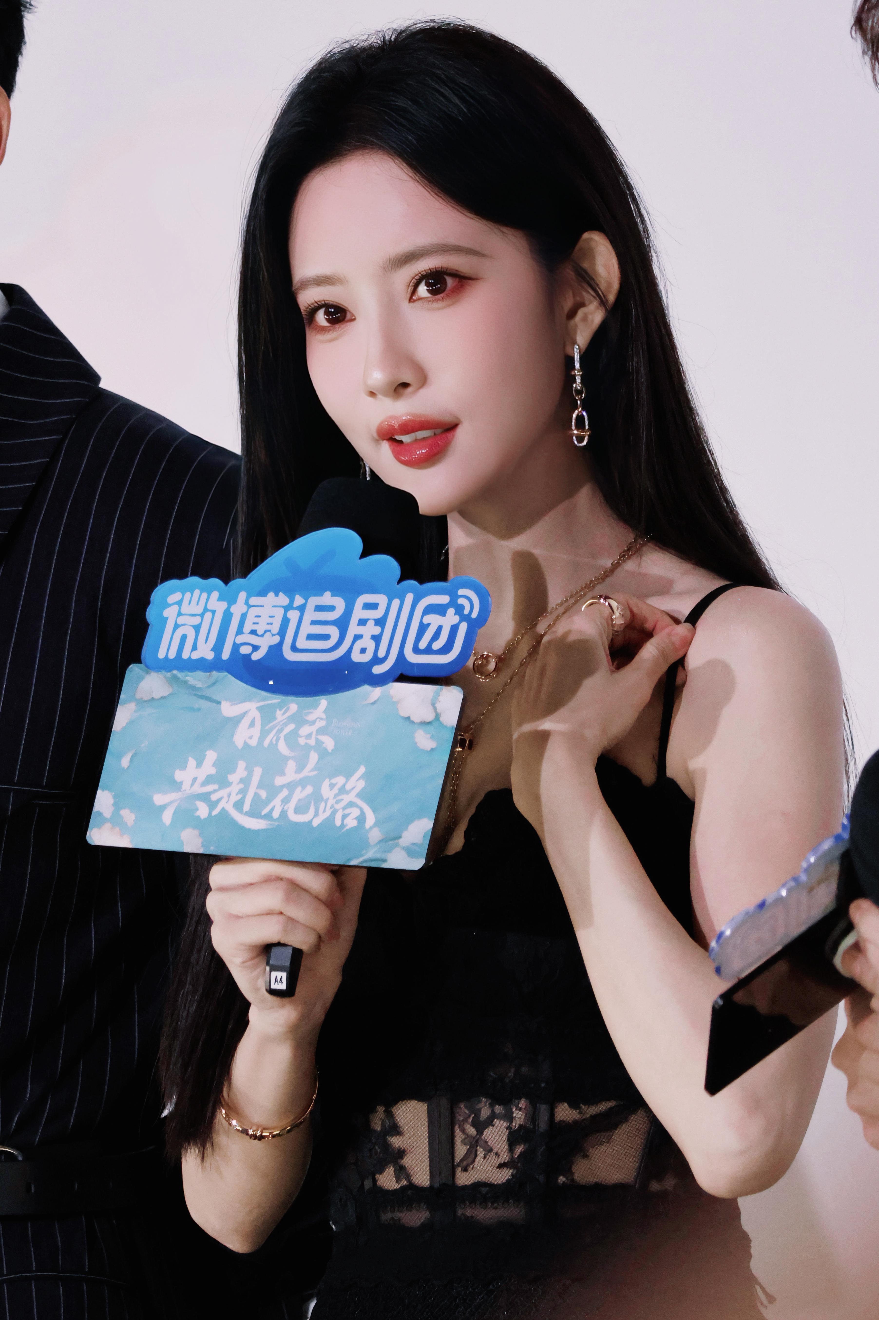 孟子义. 暗夜蕾丝坠入流光，黑发红唇，是扑面而来的撩人风情🖤