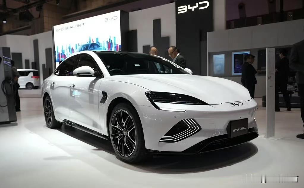 中国人：欧洲人真富有，连租出车都是奔驰欧洲人：中国人真富有，连出租车都是比亚迪